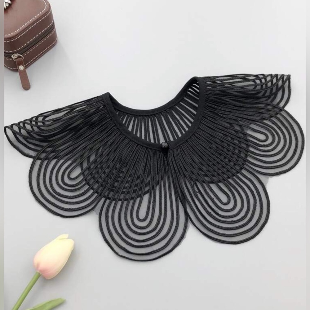 ✨NEW Black sheer Scalloped Collar Top necklace - Picture 3 of 5